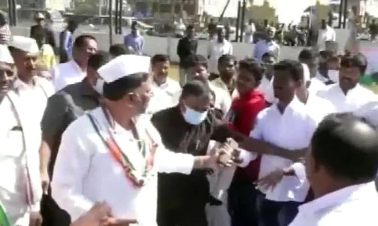 ‘Don’t know what one might have in hand’: DKShi scolds Cong supporter for trying to click selfie