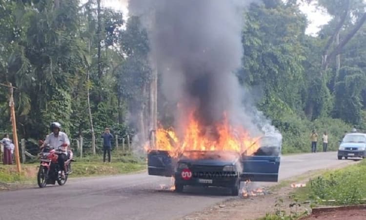 Chikkamagaluru: Moving car catches fire; occupants escape unhurt