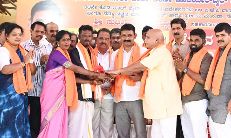 Mangaluru: Former Mayor Sudheer Shetty gifts Rs 12 lakh home to poor couple