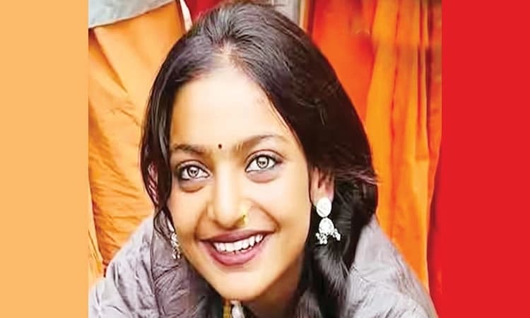 Kumbh viral girl Monalisa Bhosle to star in Malayalam film