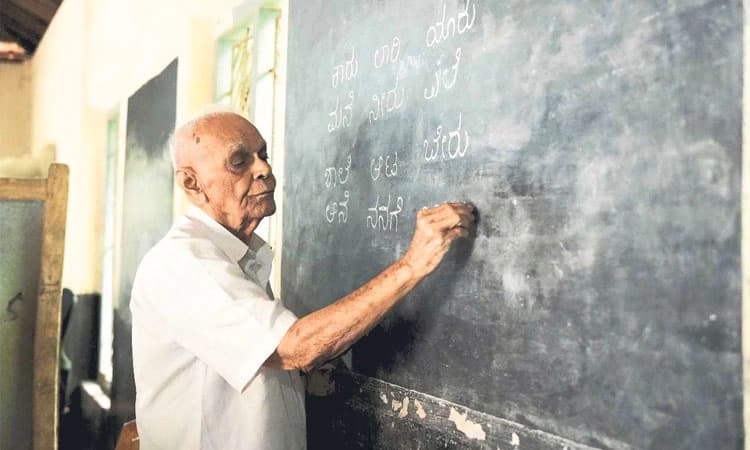 Teacher at heart: Retired headmaster continues teaching at the age of 90!