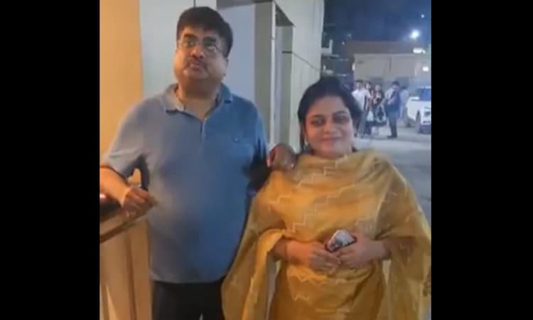 After couple allegedly denied entry at Delhi eatery over Indian attire, restaurant owner apologises
