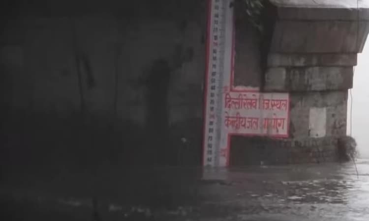 Yamuna water level rises close to evacuation mark in Delhi