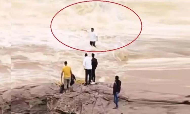 Watch: YouTuber swept away while filming reels at Duduma waterfall in Odisha