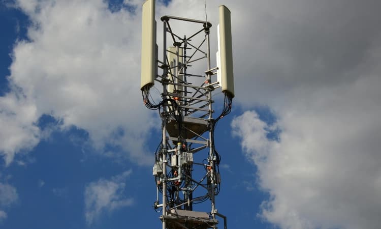 UP: Man climbs mobile tower in 'Sholay' style, demands marriage to girlfriend