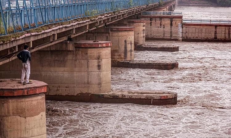 Delhi: Man jumps off Yamuna bridge during video call with sister, search on