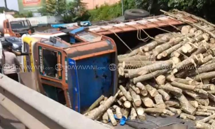 Mangaluru: Traffic disrupted after timber-laden lorry overturns on NH-66 