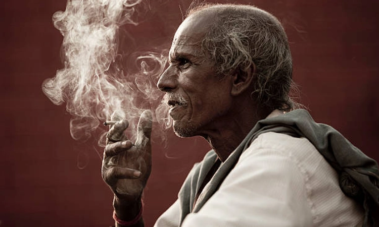 Smoking vs. air pollution: which is worse for lung health