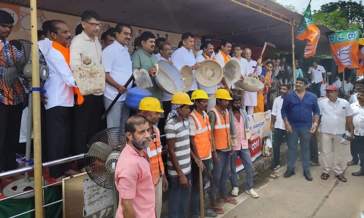 Mangaluru: BJP launches protest demanding supply of red stone and sand