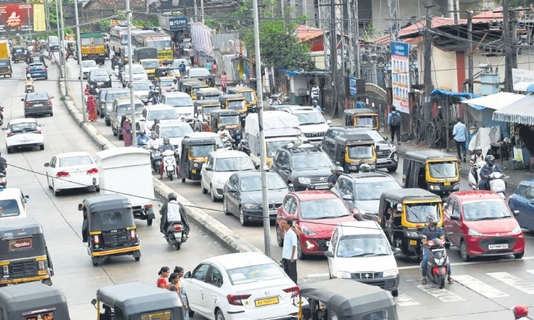 Mangaluru traffic signal trial leaves commuters stuck in long queues