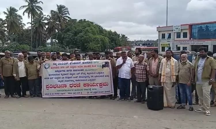 Hunsur: Auto drivers and locals protest at bus stand demanding better facilities, oppose petrol bunk plan