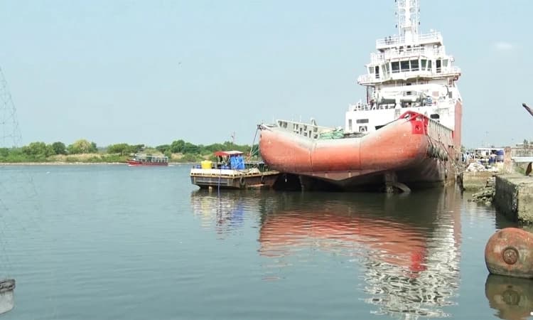 Mangaluru: Delayed dredging at Alive Bagilu poses threat to boats