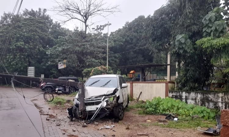 Manipal: Speeding car crashes into electric pole in front of police station; driver flees scene