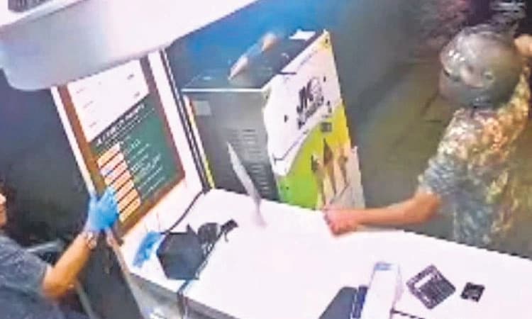 Bengaluru: Man brandishes weapon in burger shop, threatens customers