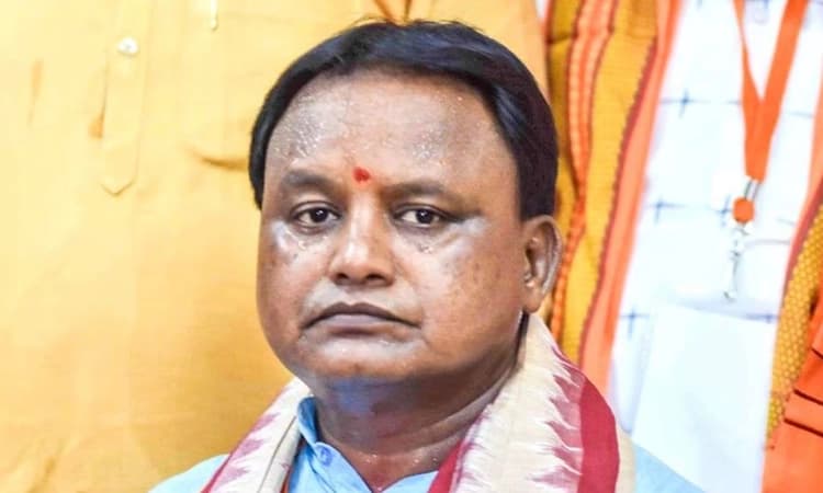 Couple threatens self-immolation along with 7-yr-old daughter near Majhi's residence, rescued