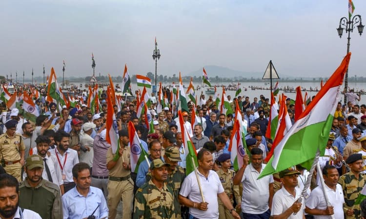 JK LG flags off Tiranga Yatra from Dal Lake