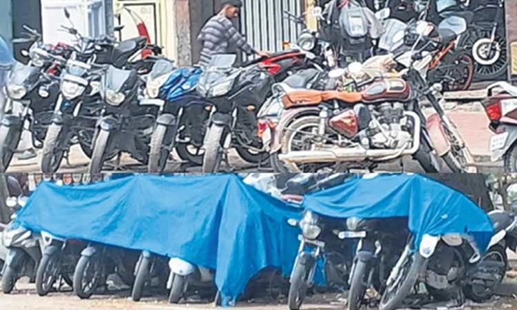 Bengaluru: Footpaths around police station encroached by second-hand bike dealers