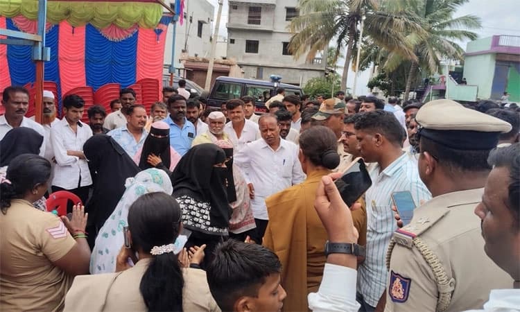 Muslim youths show black cloth protest against MLA Yatnal in Vijayapura