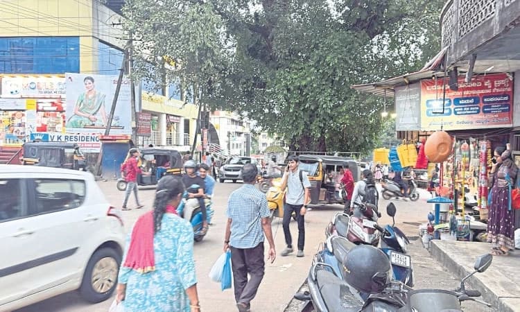 Udupi: City bus stand: Divider removal causes problem