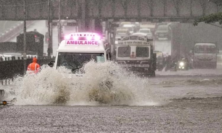 Cops rescue six children stuck in school bus on flooded Mumbai road
