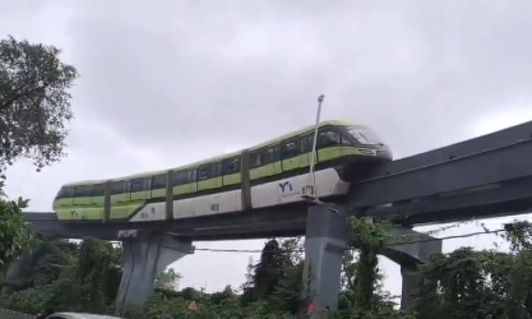 Mumbai Monorail train stuck between two stations due to power failure
