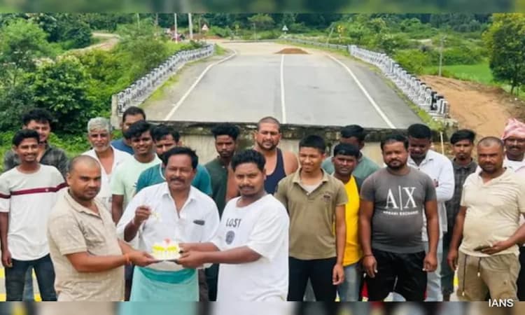 Jharkhand villagers cut cake to mark two-month delay in bridge reconstruction