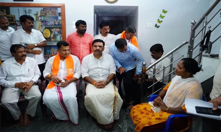 Vijayendra visits Soujanya’s residence after Dharmasthala rally