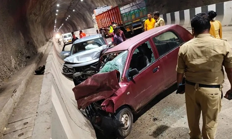 One killed in late-night car accident inside Karwar tunnel