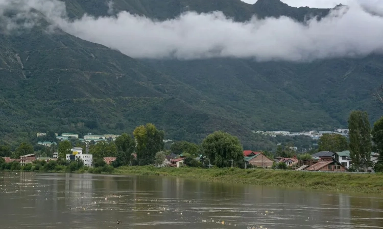 Jhelum river crosses danger mark, Dal Lake dwellers asked to take precautions