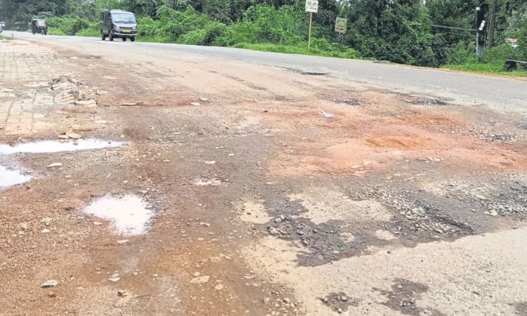 Bajpe to airport road full of potholes, commuters face hardships