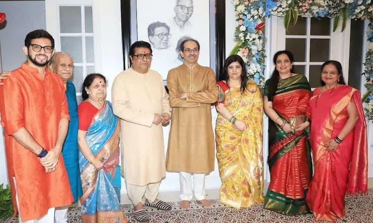 Lord Ganesh brings Thackeray cousins together, Uddhav visits Raj's home in Mumbai