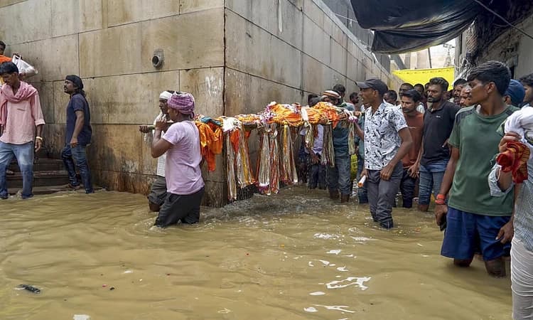 Rising Ganga floods Varanasi ghats; 'aarti', cremations being held on rooftops