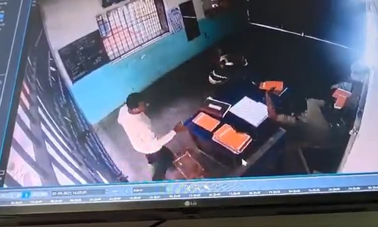 Two inmates escape from Andhra prison after hitting jail warden with hammer