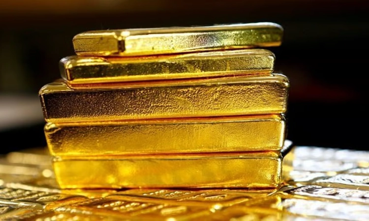 Gold is meant to be a ‘safe haven’ in uncertain times. Why is it crashing amid a war?
