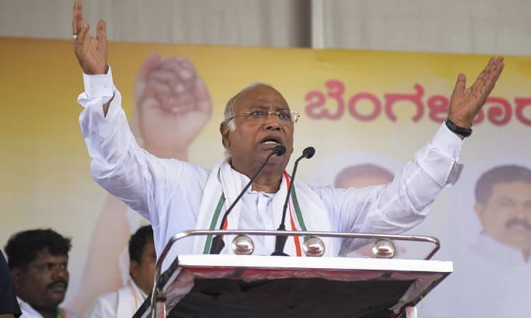 Dalits are attacked irrespective of their positions, alleges Mallikarjun Kharge
