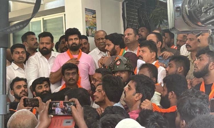 Maddur sees protests over police lathi-charge during Ganeshotsav procession