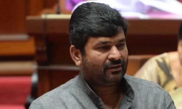 Smoke engulfs bus carrying convicted Cong MLA Vinay Kulkarni