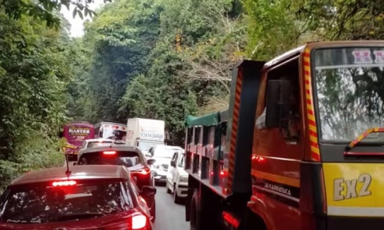Traffic blocked for two hours after bus breaks down in Agumbe ghat