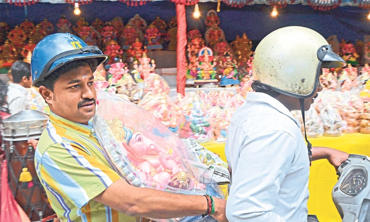 Ganesha festival: ಸಿಲಿಕಾನ್‌ ಸಿಟಿಯಲ್ಲಿ ಗೌರಿ-ಗಣೇಶ ಹಬ್ಬದ ಸಡಗರ
