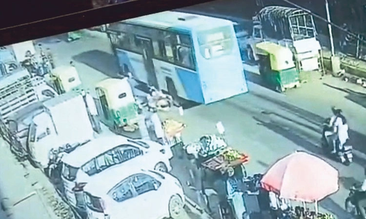 Bengaluru: ಬಿಎಂಟಿಸಿ ಬಸ್ಸಡಿ ಬಿದ್ದ ಬಾಲಕ: ಕ್ಯಾಮೆರಾದಲ್ಲಿ ಸೆರೆ
