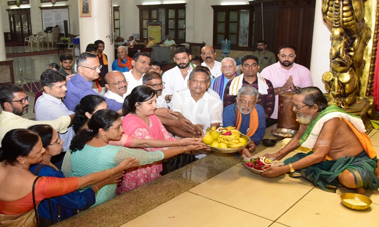 ಮಂಗಳೂರು: ಚೌತಿಯ ಗಣಪನ "ಸೌಹಾರ್ದ ಸಂದೇಶ"- ಉಚಿತವಾಗಿ ತೆನೆ ವಿತರಿಸುವ ಹರ್ಬರ್ಟ್‌!