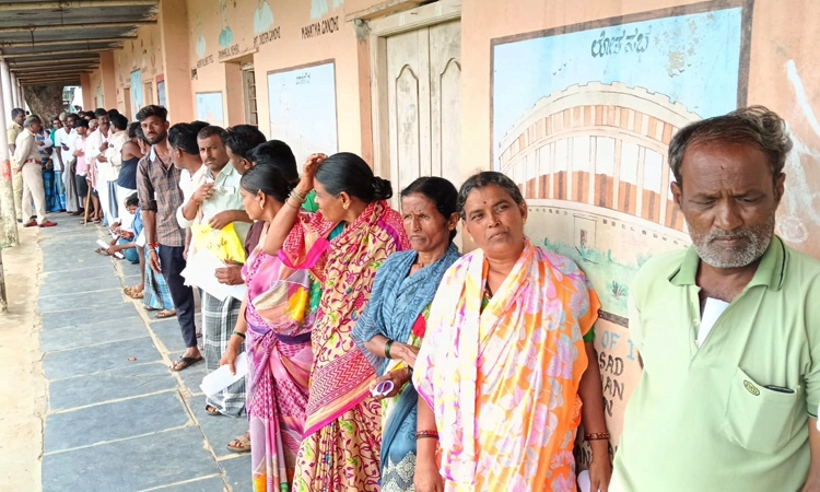 Koppala: ಮುಂದುವರೆದ ಯೂರಿಯಾಗಾಗಿ ಪರದಾಟ