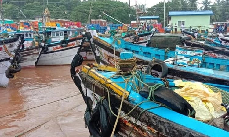 Udupi: ಸೀಮೆಎಣ್ಣೆ ರಹದಾರಿ: ದೋಣಿಗಳ ತಪಾಸಣೆ