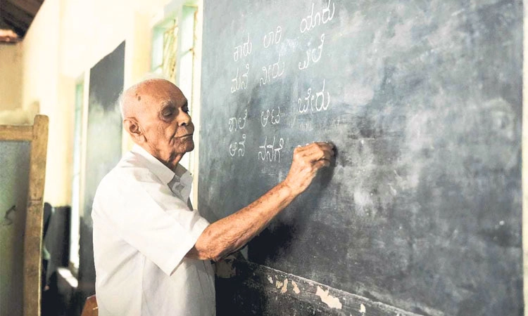Teacher: 90ನೇ ವಯಸ್ಸಿನಲ್ಲಿಯೂ ಪಾಠ ಮಾಡುತ್ತಿರುವ ನಿವೃತ್ತ ಶಿಕ್ಷಕರು