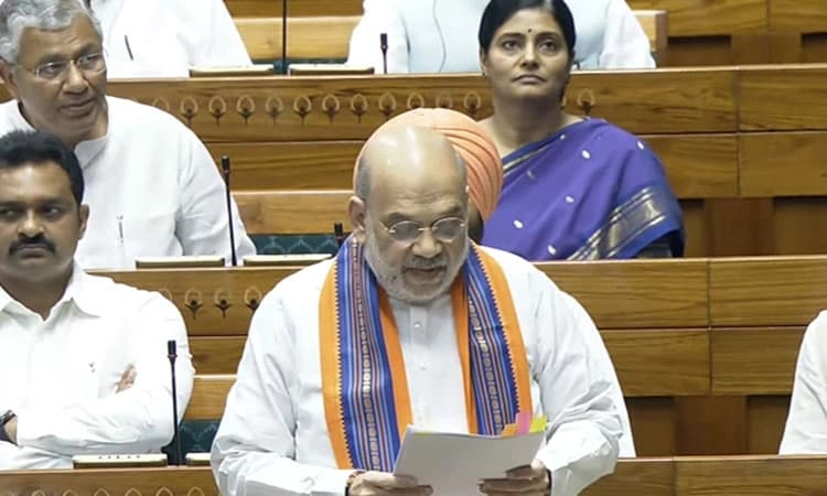 ಬಂಧಿತ ಸಚಿವರ ವಜಾ ಮಸೂದೆ: ಪ್ರತಿ ಹರಿದು ಅಮಿತ್ ಶಾ ರತ್ತ ಎಸೆದ ಪ್ರತಿಪಕ್ಷಗಳು!