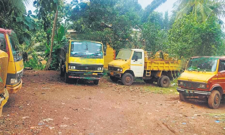 Kinnigoli: ಮರಳು, ಕಲ್ಲು ಕೊರತೆ: ಕಾರ್ಮಿಕರ ಪರದಾಟ