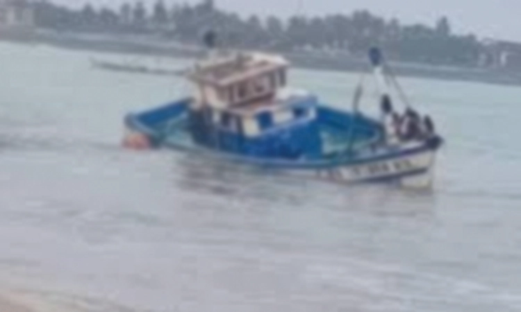 Malpe: ಅಲೆಯ ಅಬ್ಬರಕ್ಕೆ ಮಗುಚಿದ ದೋಣಿ: ಮೀನುಗಾರರ ರಕ್ಷಣೆ