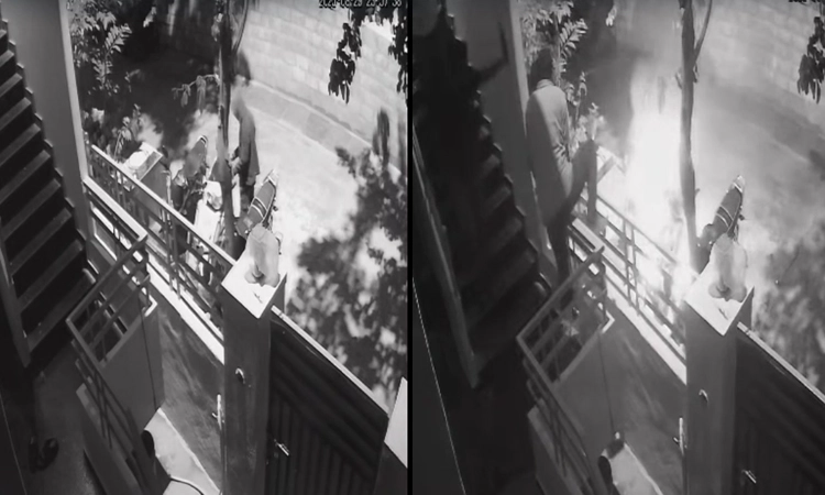 Raichur: ಬೈಕ್ ಗಳಿಗೆ ಬೆಂಕಿ ಹಚ್ಚಿದ ದುಷ್ಕರ್ಮಿಗಳು; ಸಿಸಿ ಕ್ಯಾಮರಾದಲ್ಲಿ ದೃಶ್ಯ ಸೆರೆ