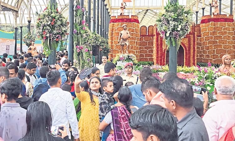Lalbagh Flower Show: ಲಾಲ್‌ಬಾಗ್‌ಗೆ ಹರಿದು ಬಂದ ಪ್ರವಾಸಿಗರು