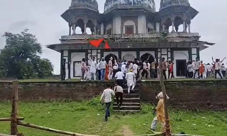 UP: ಹಿಂದೆ ಹಿಂದೂ ದೇವಾಲವಿತ್ತು ಎಂದು ನವಾಬ್ ಸಮದ್ ಸಮಾಧಿ ಧ್ವಂಸ ಮಾಡಿದ ಹಿಂದೂ ಪರ ಸಂಘಟನೆ